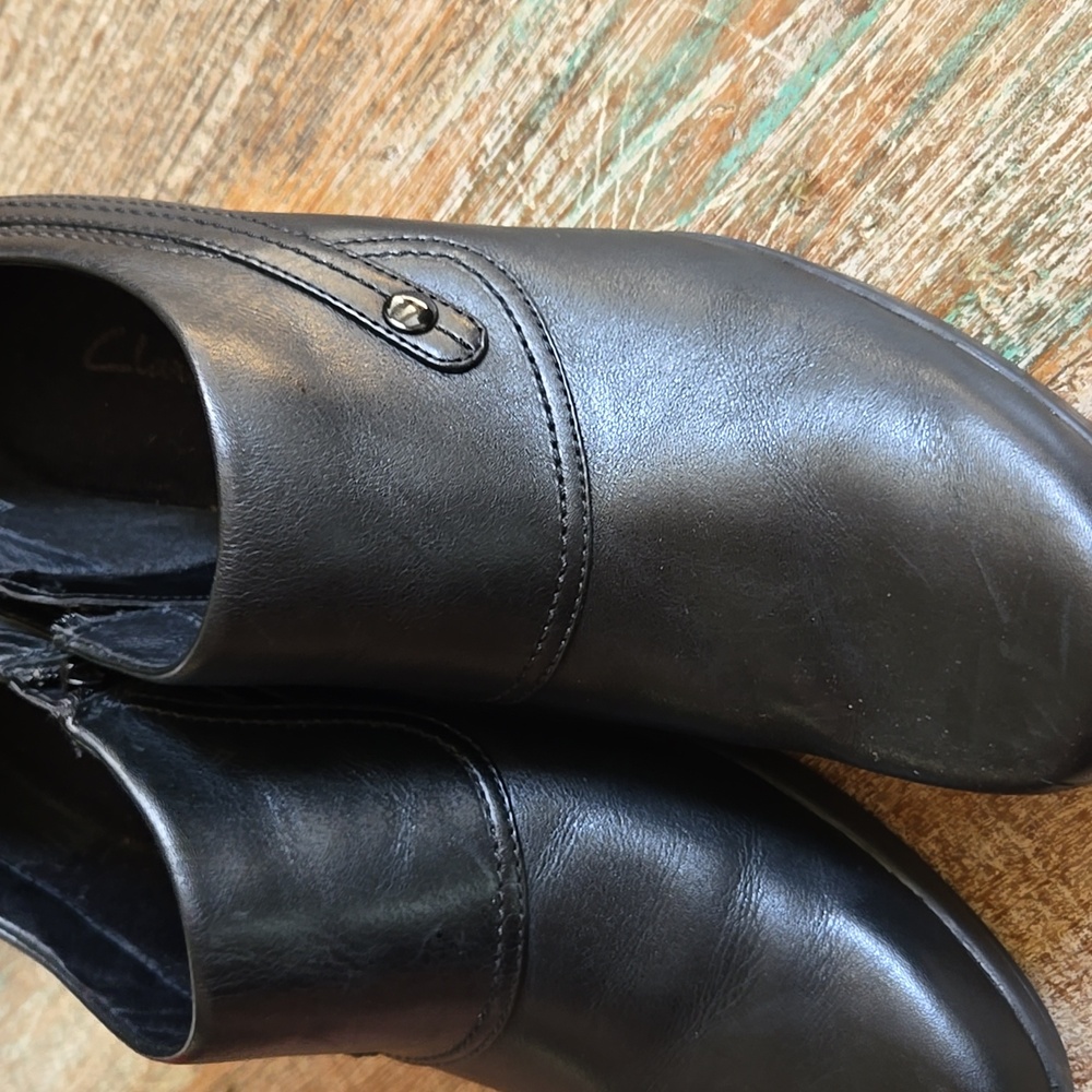 CLARKS "SUKIE" Black Leather ankle Bootie WMN SZ. 10 EUC (BOX)